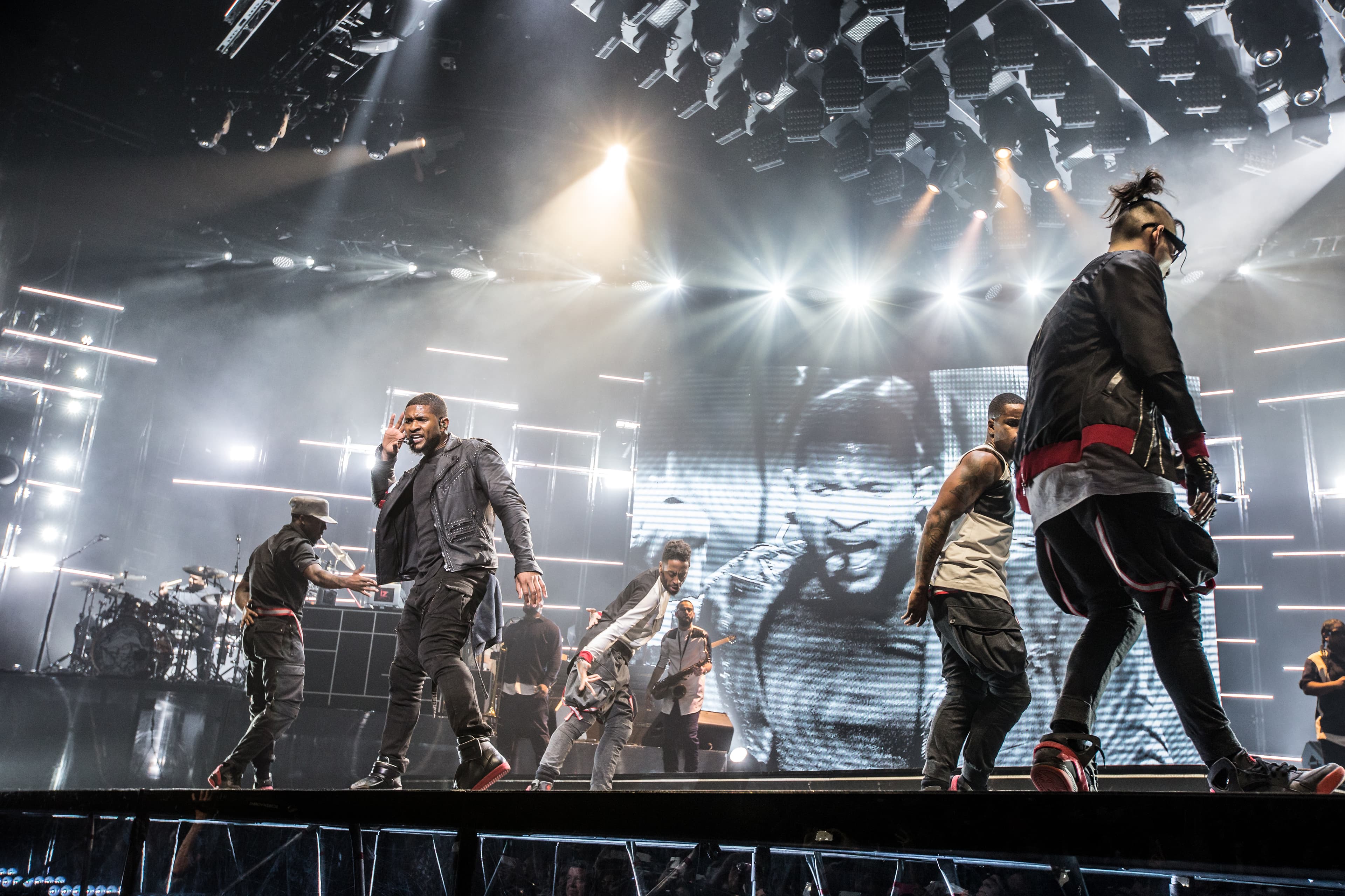 Usher performing at SAP Arena